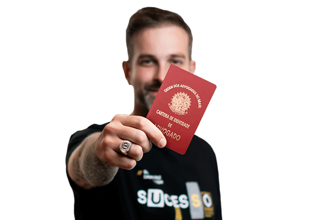 Pedro Andrade segurando a carteira da OAB